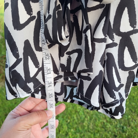 BCBGeneration belted black grey white Triangle print ruffled sleeveless romper - Picture 7 of 9